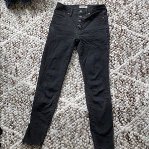 Black skinny jeans with frayed he